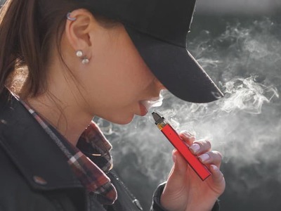 NEW YORK – Na TikToku sa šíria videá, ktoré podľa odborníkov vytvárajú okolo vapovania dojem, že ide o neškodnú a dokonca atraktívnu aktivitu. Lekári varujú, že sociálne siete pomáhajú vytvárať nebezpečnú subkultúru, ktorá môže prilákať ďalších mladých ľudí k závislosti od nikotínu a zvýšiť riziko vážnych zdravotných problémov.