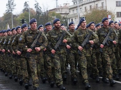 PRAHA – Česká republika sa musí pripraviť aj na scenár dlhodobého vojenského konfliktu vysokej intenzity. Nový strategický dokument ministerstva obrany varuje, že rastie pravdepodobnosť bezpečnostných kríz vrátane útoku na členské štáty NATO a Európskej únie bez predchádzajúceho varovania. Za najvážnejšiu hrozbu pre bezpečnosť krajiny pritom jednoznačne označuje Rusko.