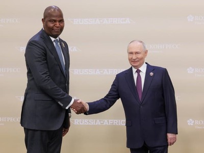 MOSKVA – Ruský prezident Vladimir Putin sa ocitol v nezvyčajnej situácii. Po stretnutí s prezidentom Mozambiku Danielom Chapom sa na sociálnych sieťach začali šíriť fotografie, na ktorých je medzi oboma štátnikmi výrazný výškový rozdiel. Internetoví vtipkári okamžite vytiahli svoju fantáziu a ruského lídra premenili na hobita, trpaslíka či drobnú postavičku so schodíkmi. Objavili sa aj štipľavé komentáre o jeho topánkach a špekulácie, či sa Kremeľ nepokúsil nepríjemné zábery zamaskovať.