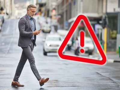 Ľudia kráčajúci cez cestu s pohľadom upretým na displej smartfónu sa v poslednej dekáde stali bežnou súčasťou ulíc. Správy, sociálne siete či videá často dostávajú prednosť pred sledovaním premávky. Už od tejto jesene však môže podobná nepozornosť vyjsť chodcov draho.