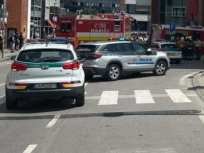 Polícia informovala, že aktuálne zasahuje pri evakuácii obchodného centra Aupark v Žiline, kde došlo k požiaru osobného motorového vozidla na parkovisku.