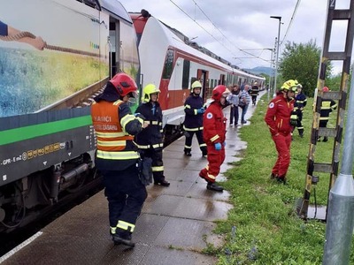 Hasiči z Martina a Dolného Kubína zasahujú v piatok popoludní vo vlakovej stanici Krpeľany. Ako informovalo Operačné stredisko Hasičského a záchranného zboru (HaZZ) v Žiline, dôvodom zásahu je zrážka dvoch vlakov.