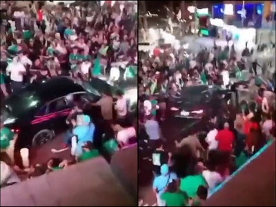 Oslavy víťazstva Mexika nad Českom sa v priebehu niekoľkých sekúnd zmenili na chaos. Do davu fanúšikov vletelo auto, pričom zranenia utrpelo najmenej 17 ľudí. Desivý incident zachytili aj videá.