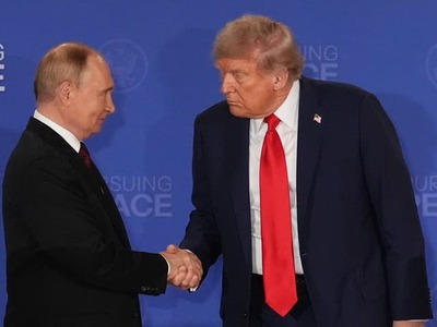 MOSKVA – Americký prezident Donald Trump opäť telefonoval s Vladimirom Putinom. Hodinový rozhovor prišiel krátko po návšteve amerických vyjednávačov v Moskve a Kyjeve a jeho hlavnou témou bolo možné ukončenie vojny na Ukrajine. Ruský prezident počas neho podľa Kremľa naznačil, čo by podľa neho mohli Spojené štáty urobiť pre rýchlejšie zastavenie bojov. Zároveň ubezpečoval, že Rusko nemá v úmysle zaútočiť na európske krajiny.