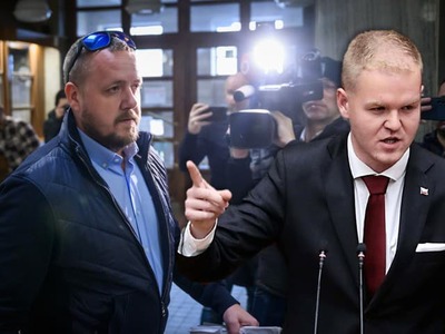 Okresný súd v Trenčíne rozhodol v spore medzi poslancom Hlasu Michalom Bartekom a skupinou policajtov okolo Jána Čurillu. Bartek sa bude musieť verejne ospravedlniť šiestim policajtom aj ich advokátovi Petrovi Kubinovi za výroky, ktoré zverejnil vo videu na sociálnej sieti ešte v novembri minulého roka. Súd však nevyhovel požiadavke žalobcov na finančné odškodnenie vo výške 84-tisíc eur.