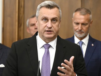 Koalícia si je vedomá, že niektoré návrhy už po schválení budúcoročného rozpočtu v parlamente nemusia prechádzať. Myslí si to líder koaličnej SNS a podpredseda Národnej rady (NR) SR Andrej Danko. Poukázal na to, že pri niektorých legislatívach zhoda nie je, pri niektorých je. Mieni, že dôležité bolo schválenie štátneho rozpočtu. Zároveň deklaroval, že koalícia sa dohodla, že nateraz nebude riešiť personálne otázky, akou je napríklad voľba guvernéra Národnej banky Slovenska. Avizoval, že sa zamerajú na strategické návrhy, ktoré podľa neho sú schopní prijímať. Uviedol to v diskusnej relácii TA3 V politike.
