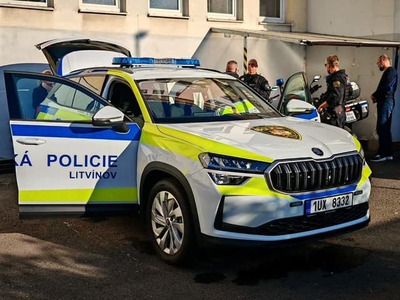O novom služobnom aute v Mestskej polícii Litvínov sa raketovou rýchlosťou dozvedela celá Česká republika. Dôvodom je preklep v nápise, ktorý svieti na policajnom aute. Viacerí sa pýtajú, ako si to niekto mohol nevšimnúť. Vedenie mestskej polície však tvrdí, že o probléme vedelo už od začiatku a ihneď ho začali riešiť.