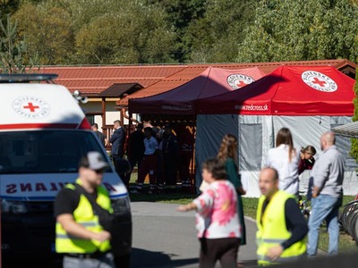Tragická udalosť na základnej škole v Staškove zasiahla nielen priamo zranených a ich rodiny, ale aj spolužiakov, učiteľov, rodičov a ďalších svedkov. Odbornú pomoc v takýchto situáciách poskytuje aj občianske združenie IPčko. Psychológovia vysvetľujú, aké reakcie sa môžu po traumatickom zážitku objaviť, čo môže urobiť rodič a kedy už netreba s vyhľadaním odbornej pomoci čakať.