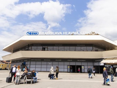 Nové bezbariérové toalety, klimatizovaná čakáreň či detský kútik. Železnice Slovenskej republiky (ŽSR) vo videu ukázali, na čo sa môžu cestujúci už čoskoro tešiť v zrekonštruovaných priestoroch bratislavskej Hlavnej stanice.