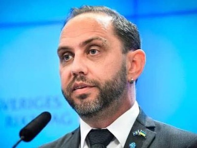 ŠTOKHOLM – Švédskom otriasa veľký škandál. Politik, ktorý na verejnosti vystupuje člen strany, ktorá bojuje proti detskej pornografii, je podozrivý zo spáchania presne tohto činu. Navyše ide o bývalého podpredsedu parlamentnej skupiny.