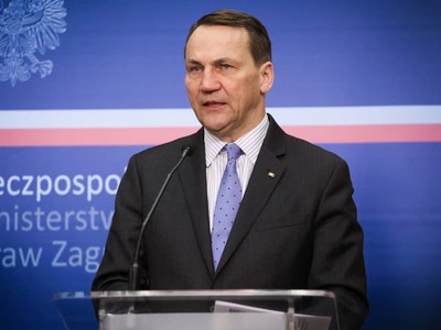 KYJEV – Ak by Rusko zaútočilo na NATO, európski spojenci by mu podľa poľského ministra zahraničných vecí Radosława Sikorského dokázali zasadiť tvrdý úder aj bez účasti Spojených štátov. Za príklad si vybral ropné rafinérie, na ktoré už dlhodobo útočí Ukrajina. Jeho vyjadrenie vyvolalo reakciu Moskvy a o niekoľko dní neskôr sa do slovnej prestrelky zapojil aj poradca ruského prezidenta Vladimira Putina.