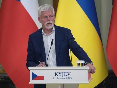 Prezident Petr Pavel berie za závažné oznámenie slovenského premiéra Roberta Fica, že nechce, aby sa Slovensko "stalo súčasťou nejakého vojenského konfliktu kvôli nejakému článku päť". Fico v tomto týždni vyjadril obavy, že by vojna na Ukrajine mohla prerásť v celoeurópsky ozbrojený konflikt, do ktorého by kvôli článku päť Severoatlantickej zmluvy, ktorý útok na jedného člena NATO považuje za útok proti všetkým, mohlo byť zatiahnuté aj Slovensko. Český prezident dúfa, že Česko sa touto cestou nevydá.