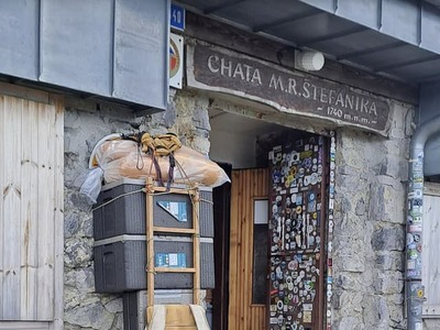 Dlhoročný a obľúbený chatár z Chaty M. R. Štefánika v Nízkych Tatrách, Igor Fabricius, nateraz na svojej pozícii zostáva. Mestský súd Bratislava IV totiž vydal kľúčové neodkladné opatrenie, ktorým rozhodol v jeho prospech. Vlastníkovi chaty, Klubu slovenských turistov (KST), súd nateraz striktne zakázal podniknúť akékoľvek kroky, ktoré by chatárovi bránili v prevádzke alebo by viedli k prenechaniu objektu inej osobe.