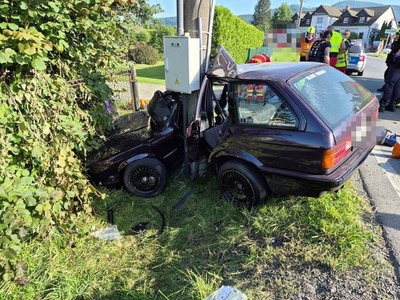 TŘINEC – Stredajšie popoludnie sa v českom Třinci premenilo na boj o ľudské životy. Osobné auto s posádkou mladých ľudí vyletelo z cesty a v obrovskej rýchlosti narazilo do stĺpa elektrického vedenia.