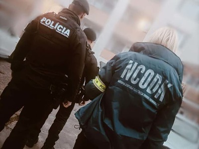 Polícia zasahuje na strednom Slovensku v rámci akcie Someliér, zameranej na trestnú činnosť súvisiacu s prechovávaním a rozširovaním detskej pornografie. Policajti v rámci akcie zadržali 38-ročného muža. Informovala o tom hovorkyňa Prezídia Policajného zboru (PZ) Lea Vilhanová.