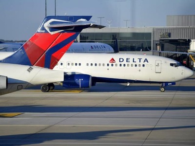Nečakaný incident sa odohral počas pristávania lietadla spoločnosti Delta Air Lines na letisku v Chicagu. Stroj s 52 cestujúcimi a šiestimi členmi posádky zasiahol počas záverečného priblíženia ohňostroj odpálený pri oslavách Dňa nezávislosti USA. Posádka napriek tomu bezpečne pristála.