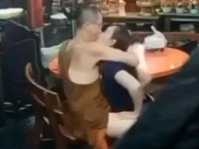 BANGKOK – Budhistický mních má žiť v celibáte a vzdať sa osobného bohatstva. Keď však thajská polícia začala preverovať financie jedného z najznámejších chrámov v krajine, narazila na podozrenia, ktoré mali od týchto zásad poriadne ďaleko. Vyšetrovatelia objavili zábery opáta pri sexe s milenkou a začali rozpletať prípad zmiznutých darov veriacich. Pri následných raziách zaistili majetok v hodnote miliónov eur.