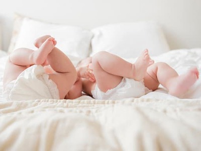 QUEENSLAND – Počas tehotenstva aj pri samotných pôrodoch môžu nastať rôzne komplikácie. To, čo sa ale prihodilo istej matke v Austrálii, vyzerá na prvý pohľad ako z nejakého sci-fi filmu. Porodila totiž dvojičky, ktoré sú zrejme svetovou raritou. Chlapec a dievča totiž nie sú príbuzní.