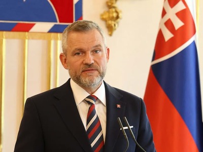 Slovensku by prospela veľká koalícia opozičného PS a koaličného Smeru-SD. Na to je však potrebný veľký líder. V relácii Slovenského rozhlasu Sobotné dialógy to uviedol prezident SR Peter Pellegrini. Výsledky volieb podľa neho môžu priniesť patovú situáciu.