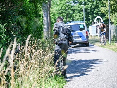 Nemeckým Renningenom otriasa mrazivý prípad. Vo štvrtok večer zmizol trojmesačný chlapček priamo z kočíka pred rodinným domom. Polícia okamžite pracovala s verziou únosu a spustila rozsiahlu pátraciu akciu. O niekoľko hodín neskôr prišla desivá správa – v potoku Rankbach našli telo malého dieťaťa.