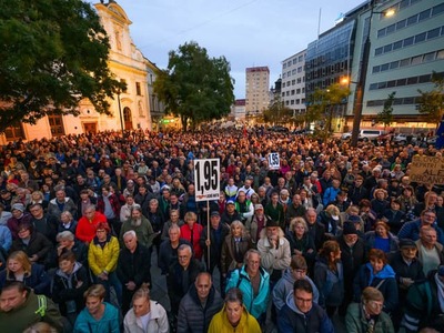 Na Námestí SNP v Bratislave sa v sobotu podvečer koná verejné zhromaždenie. Zúčastňujú sa na ňom zástupcovia opozičných strán aj občianskej spoločnosti.