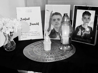 Nečakaná smrť nádejného 16-ročného futbalistu Jakuba zaskočila celý vranovský región. Deviatak, ktorý mal celý život pred sebou, odišiel náhle začiatkom týždňa. Práve to vyvolalo u mnohých ľudí otázky a podnietilo špekulácie o príčine chlapcovej smrti. Na internete sa začali šíriť informácie o tom, že žiak mal byť šikanovaný, rozoberať sa začali aj zmeny jeho hmotnosti, ktorými v posledných mesiacoch prešiel. Škola aj rodina však slová o šikane odmieta.