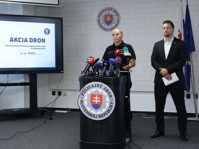 Policajti v Košiciach zadržali v piatok ďalšiu osobu, ktorá je podozrivá zo spolupráce na pripravovanom útoku na závod na výrobu bezpilotných systémov v Haniske pri Prešove. Polícia zároveň posilnila preventívne bezpečnostné opatrenia. Na piatkovej tlačovej konferencii o tom informovala prezidentka Policajného zboru (PZ) Jana Maškarová. Vyšetrovanie v rámci akcie Dron podľa polície naďalej prebieha.