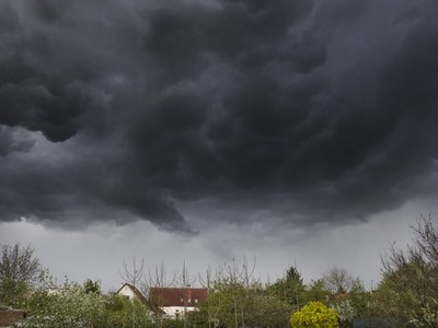 Slovensko dnes zažije posledný teplý deň z aktuálnej série horúčav. Teploty na juhozápade ešte vystúpia nad +30 °C, no už popoludní sa začne výrazná zmena. Od západu totiž postupuje studený front, ktorý prinesie búrky a ochladenie. Slovenský hydrometeorologický ústav (SHMÚ) vydal výstraha pred búrkami pre celé územie Slovenska.
