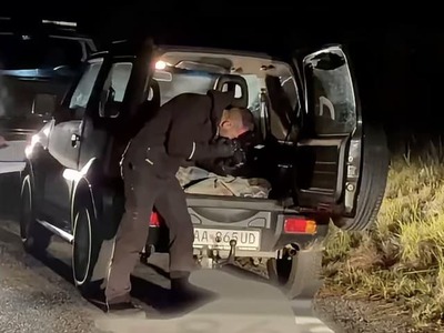 Policajti Pohotovostnej motorizovanej jednotky (PMJ) zo Spišskej Novej Vsi odhalili počas nočnej kontroly vozidla podozrenie z trestného činu pytliactva. V aute našli jelenicu bez predpísanej plomby, pričom posádka nedokázala predložiť doklady o jej pôvode. Ako informovala košická krajská polícia na sociálnej sieti, dve osoby skončili na policajnom útvare.