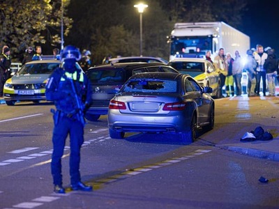 HANNOVER – V nemeckom meste neďaleko Hannoveru sa v noci odohrali dramatické udalosti. Auto vrazilo do skupiny ľudí a viacerých zranilo, niektorých vážne. Policajti na vozidlo strieľali, no podozrivému alebo podozrivým sa podarilo utiecť. Do rozsiahleho pátrania nasadili aj vrtuľník a policajného psa.