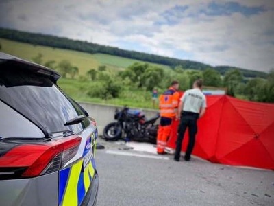 Krátko po 12. hodine došlo v okrese Svidník, za obcou Šarišský Štiavnik v smere na Radomu k tragickej dopravnej nehode. Na mieste zasahujú všetky záchranné zložky.