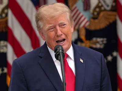 WASHINGTON – Americký prezident Donald Trump vyslal európskym spojencom ostré varovanie. V čase násilných nepokojov vo Francúzsku opäť kritizoval migračnú politiku európskych krajín a pripomenul aj ich postoj k vojne s Iránom. Jeho vyjadrenia vyvolávajú otázky, kam až je Washington ochotný zájsť pri prehodnocovaní vzťahov s Európou.