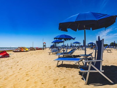 Na pláži v Bibione skolaboval a zomrel slovenský turista. Krátko po ňom utrpeli vážny infarkt aj jeho manželka a ďalší ich známy. Tri kolapsy v priebehu niekoľkých minút spustili záchrannú akciu, akú toto populárne letovisko nepamätá.