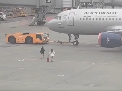 Keď človek zmešká lietadlo, väčšinou zamieri k prepážke a začne zisťovať, ako sa dostane na ďalší spoj. Dve cestujúce na moskovskom letisku Šeremetievo si však zvolili podstatne priamočiarejšie riešenie. Keď zistili, že ich lietadlo už odchádza, jednoducho sa za ním rozbehli. A jedna z nich si nezabudla ani kufor.