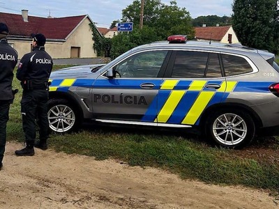 Osemnásťročný muž, ktorý sa v obci Čeľadice v okrese Nitra so sekerou v ruke vyhrážal pred základnou školou jednému z deviatakov, vzali do väzby. Potvrdil to hovorca Krajského riaditeľstva Policajného zboru v Nitre Tomáš Havetta.