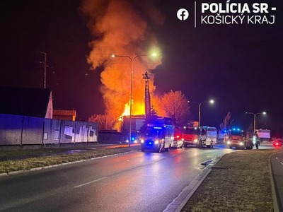 Na Jantárovej ulici v Košiciach horí opustená budova. Informuje o tom Krajské riaditeľstvo Policajného zboru v Košiciach. Na mieste zasahujú hasiči.