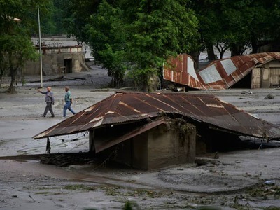 Nepálsky úrad pre riadenie katastrof vo štvrtok uviedol, že viac než 24 hodín po tom, čo pohraničnú oblasť s Tibetom postihla prívalová povodeň a zosuv, zostáva nezvestných dovedna 823 ľudí. Úrad v aktualizovanej správe spresnil, že medzi týmito osobami je najmenej 579 domácich a zahraničných turistov. Katastrofa si v Nepále a Tibete vyžiadala už najmenej 165 potvrdených obetí na životoch, pričom Čína hlási v Tibete ďalších 558 nezvestných, informuje o tom agentúra AFP.