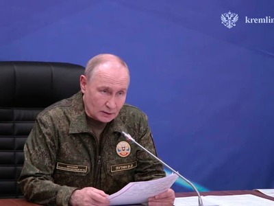 Ruské vojenské velenie podľa západných analytikov vytvára skreslený obraz o postupe svojich jednotiek na severe Ukrajiny. Moskva takmer denne oznamuje dobytie ďalšej obce, dostupné dôkazy z bojiska však viaceré tvrdenia nepotvrdzujú. Praktiky veliteľov kritizujú už aj vojenskí ruskí blogeri s kontaktmi na vojakov na fronte.