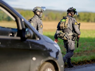 Dve osoby zahynuli a ďalšia utrpela ťažké zranenia v nedeľu, keď strelec spustil paľbu na poľovnícku skupinu na juhu Nórska, oznámila polícia. Informujú o tom agentúry AFP a AP.