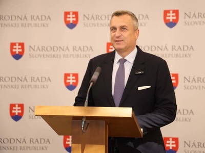 Predseda SNS a podpredseda Národnej rady (NR) SR Andrej Danko chápe postoj predsedu vlády Roberta Fica (Smer-SD), no jeho strana bude trvať na odvolaní ministra životného prostredia Tomáša Tarabu (nominant SNS). Danko odkazuje Ficovi, že SNS má v parlamente sedem stabilných poslancov, kým sa Taraba nevráti do NR SR, tak ich je osem. Uviedol to na piatkovej tlačovej konferencii. Danko naznačuje, že v parlamente môže dôjsť k zmene programu schôdze, aby sa Taraba odvolával v NR SR. Zdôraznil, že SNS si ctí koaličnú zmluvu. Fico je podľa neho pod tlakom a Taraba ho oklamal.