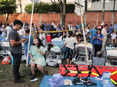 Najmenej 20 ľudí dnes zahynulo pri zemetrasení na západe Kolumbie. Mesto Pereira hlási 18 obetí a mesto Manizales dvoch mŕtvych, oznámili podľa agentúry Reuters starostovia. V meste Cali sa zrútilo najmenej 20 budov, pričom v sutinách je uväznený neznámy počet ľudí, uviedli úrady.