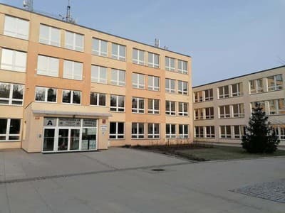 Masarykovu základnú školu v pražskom Újezde nad Lesy zasiahli rozsiahle zdravotné komplikácie. Viac ako 240 žiakov a desať členov personálu trápia od začiatku týždňa silné zažívacie ťažkosti. Do akcie museli vstúpiť pražskí hygienici aj záchranári, pričom časť detí skončila v nemocnici a riaditeľ školy vyhlásil dvojdňové riaditeľské voľno.