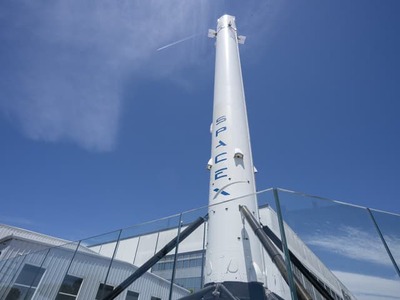 Kozmická loď StarShip sa prvýkrát dostala na obežnú dráhu, uviedla na sieti X firma SpaceX. Loď mala problém s jedným motorom, kvôli čomu bolo neisté, či sa jej to podarí, napísala agentúra Reuters s odvolaním sa na hovorcu spoločnosti. Loď má obletieť šesťkrát Zem a vypustiť satelity služby Starlink.