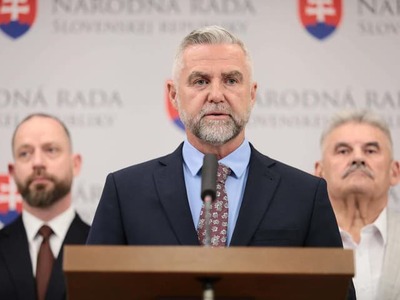 Pokus o odvolávanie podpredsedu Národnej rady (NR) SR Tibora Gašpara (Smer-SD) z funkcie je snahou o prekrytie kauzy matky lídra opozičného PS Michala Šimečku. Tvrdí to Gašpar, ktorý na pondelkovej tlačovej konferencii tiež hovoril o opozičnej i mediálnej hystérii voči jeho osobe. Ku kauze Očistec, v ktorej figuruje, sa spolu so svojím obhajcom Marekom Parom vyjadria po pojednávaní, ktoré je naplánované na 8. júna. Šéf poslaneckého klubu Smer-SD Ján Richter kritizoval, že opozícia chce robiť politické závery na základe súdnych konaní.