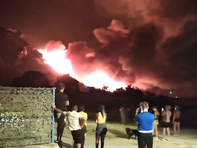 Rozsiahly požiar na chorvátskom pobreží pri Omiši a v okolitých obciach vyvolal medzi slovenskými dovolenkármi vlnu zdesenia. Mnohí z nich museli v strese predčasne opustiť apartmány a hľadať bezpečné útočisko. Sociálne siete sa v noci zaplnili nielen dramatickými zábermi, ale aj ponukami okamžitej pomoci.