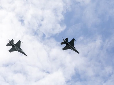 WASHINGTON – Americké vojenské lietadlá už boli vo vzduchu a ozbrojení vojaci sa pripravovali na vstup na čínsku loď. Operáciu spustila spravodajská informácia o údajnom nebezpečnom náklade. Krátko pred zásahom však skúsení analytici odhalili zásadný problém: záver, na ktorom celá akcia stála, vytvoril chatbot a bol nesprávny. Incident mohol podľa jedného zo zdrojov prerásť do vojny medzi dvoma veľmocami.