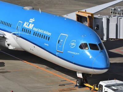 Amsterdamské letisko Schiphol a spoločnosť easyJet začali využívať novú formu pozemnej obsluhy lietadiel. Ide o technológiu TaxiBot- pilotom ovládaný systém ťahania, ktorý pomáha rolovaniu bez potreby použitia motorov.