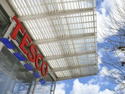 Zákazníci, ktorí si kúpili powerbanku v predajniach Tesco, by mali spozornieť. Jeden z predávaných modelov bol stiahnutý z trhu pre bezpečnostné riziko. Batéria sa môže nafúknuť, prehriať a v krajnom prípade spôsobiť požiar alebo výbuch.