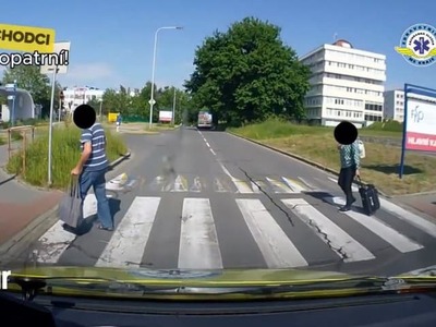 OSTRAVA – Majáky blikajú, siréna je zapnutá a sanitka sa ponáhľa k človeku, ktorému môžu zostávať minúty. Napriek tomu sa pred ňou z ničoho nič objaví chodec. Moravskosliezski záchranári zverejnili zábery situácií, s ktorými sa ich posádky stretávajú v uliciach. A upozorňujú, že podobné správanie môže mať vážne následky.