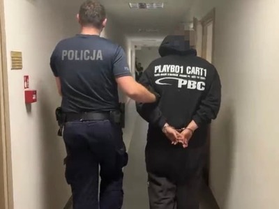 VARŠAVA – V prípade brutálnej vraždy 26-ročnej Slovenky vo Varšave vyplávali na povrch nové podrobnosti. Jej 22-ročný partner, ktorý je tiež slovenským občanom, mal sám zavolať na tiesňovú linku a oznámiť, že ženu napadol nožom. Polícia ho po príchode našla na chodbe s krvavými škvrnami na oblečení. Prokuratúra už ho obvinila z vraždy a hrozí mu až doživotie.